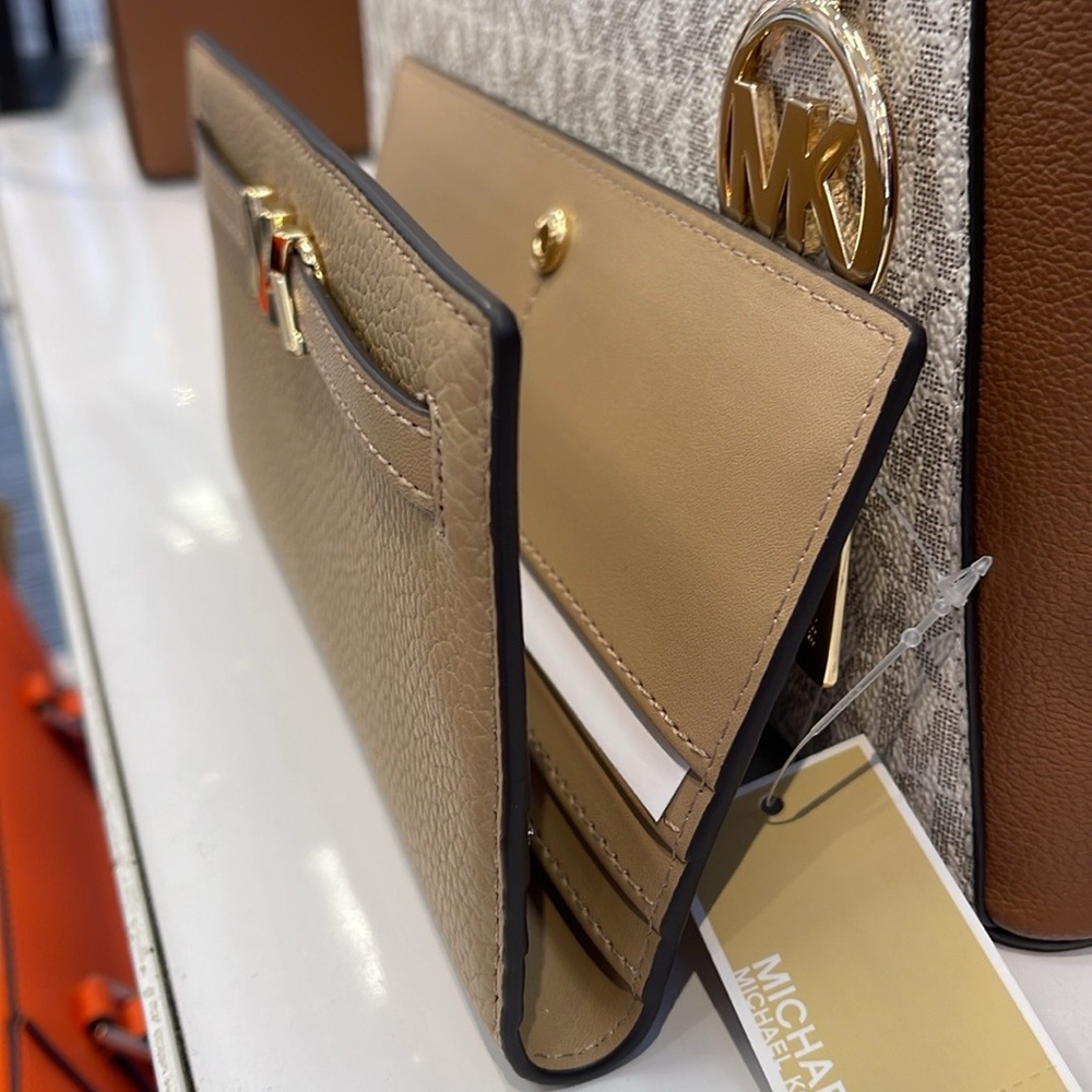 Michael Kors Reed Large Bifold Pebbled Leather Snap Wallet Card Case 
Camel 
NWT - Picture 12 of 16